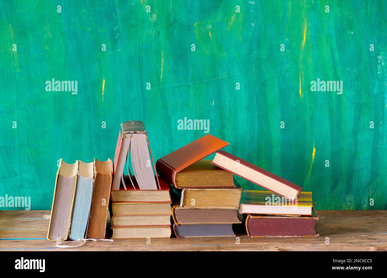 libri, istruzione, lettura, conoscenza, concetto di home office, spazio copia gratuito. Foto Stock