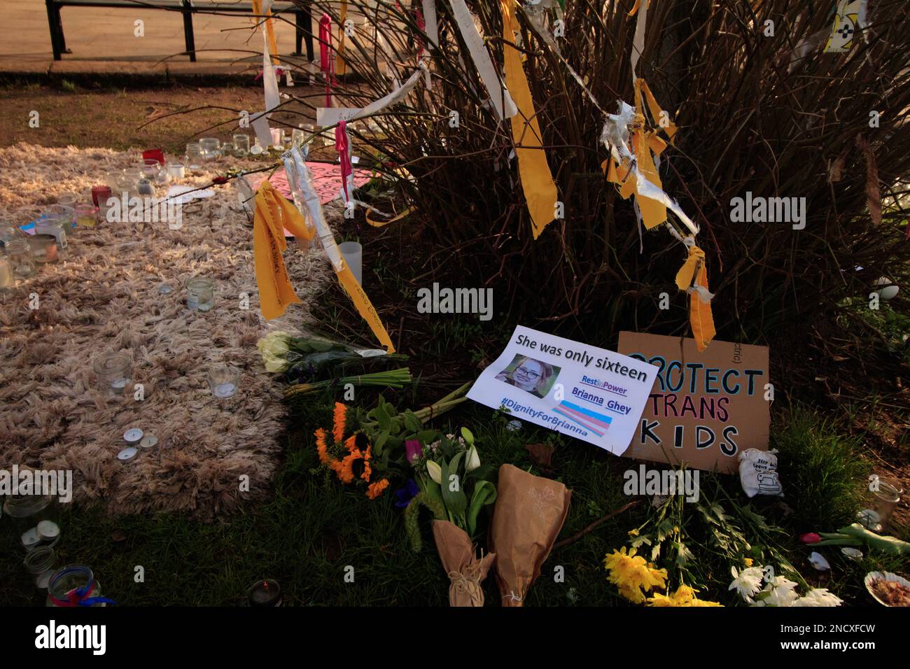 Bristol, Regno Unito, 15 febbraio 2023. Segni, fiori, portacandele e note commemorative hanno lasciato la mattina dopo la veglia a College Green, organizzata dalla comunità trans di Bristol, per l'adolescente transgender Brianna Ghey assassinato lo scorso fine settimana a Cheshire in un sospetto crimine di odio. Foto Stock