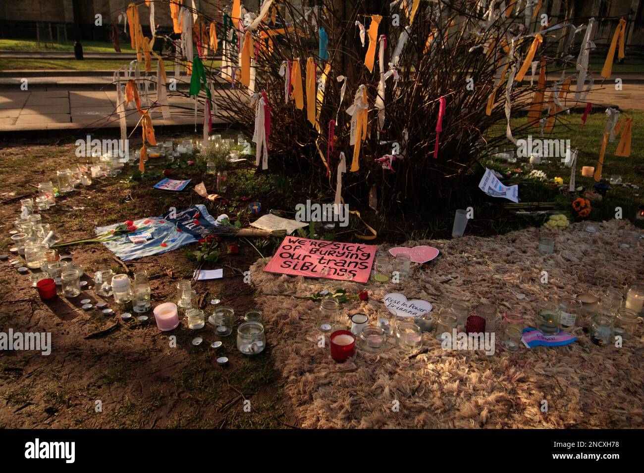 Bristol, Regno Unito, 15 febbraio 2023. Segni, fiori, portacandele e note commemorative hanno lasciato la mattina dopo la veglia a College Green, organizzata dalla comunità trans di Bristol, per l'adolescente transgender Brianna Ghey assassinato lo scorso fine settimana a Cheshire in un sospetto crimine di odio. Foto Stock