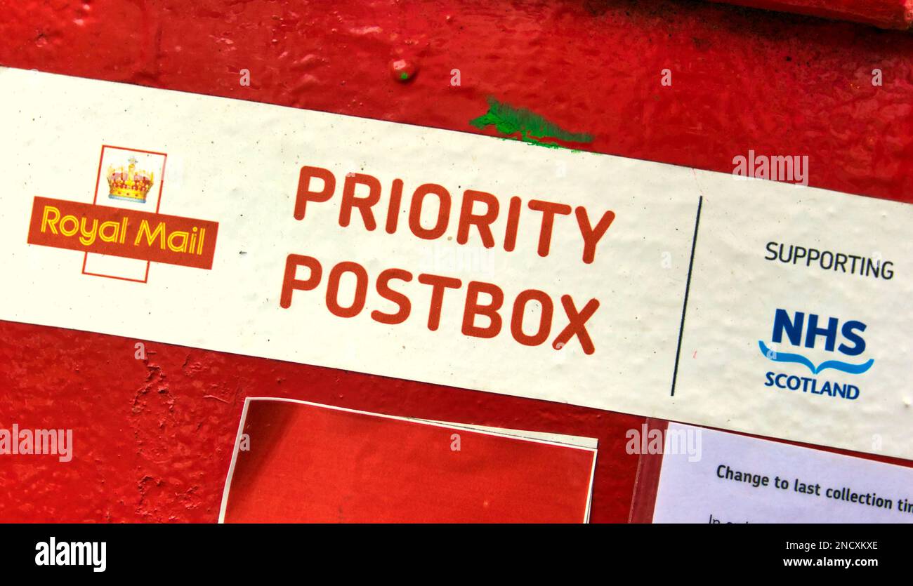 adesivo priority postbox sulla casella postale reale rossa con supporto nhs Foto Stock