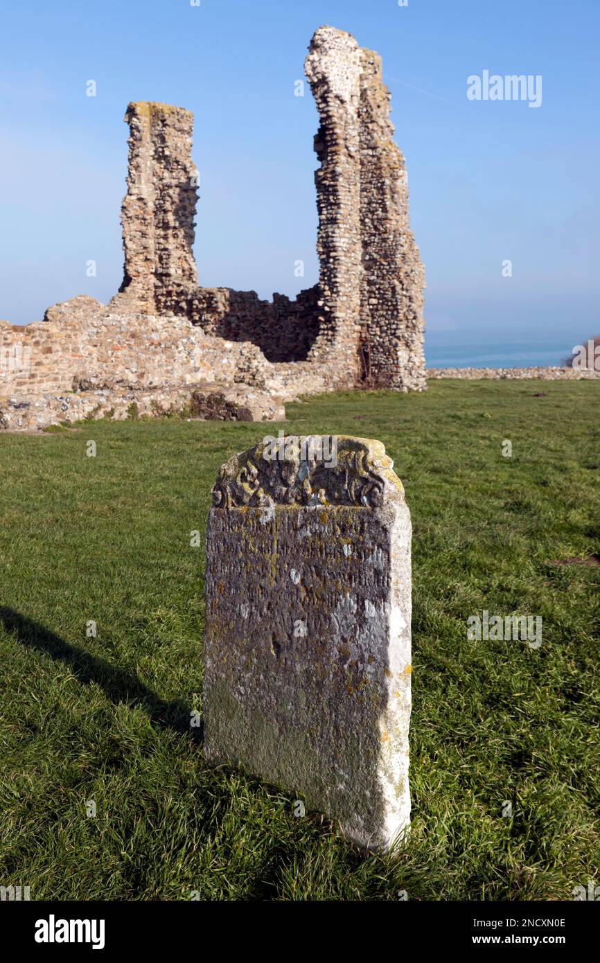 Vista ravvicinata di parte dei resti della Chiesa di Santa Maria, presso il Reculver Country Park, Thanet, Kent Foto Stock