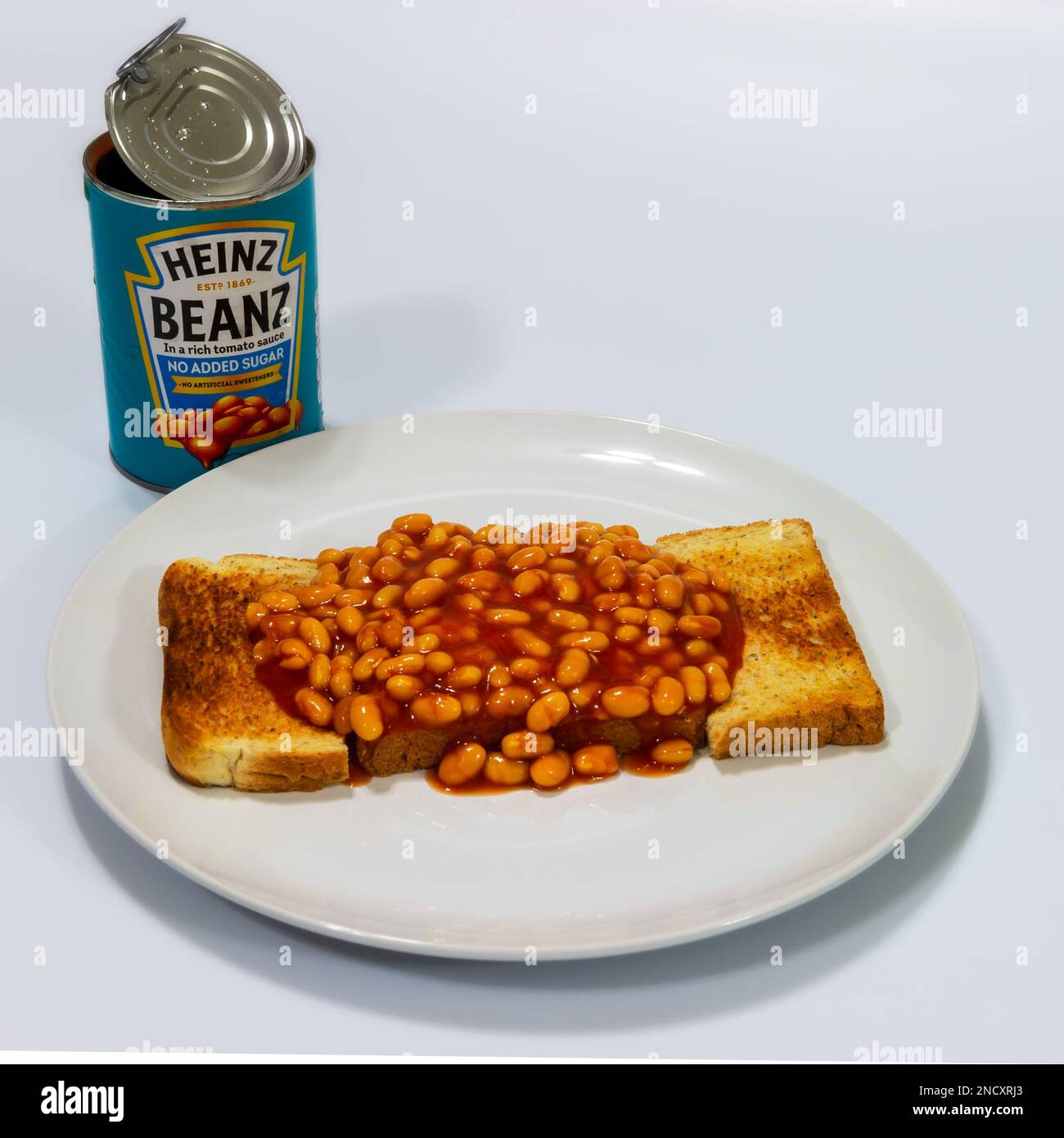 Heinz Beans su pane tostato con la lattina aperta Foto Stock