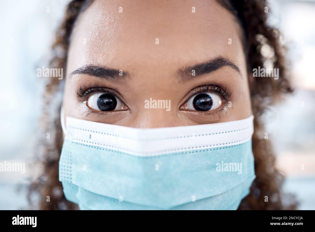 Ritratto sanitario, maschera e occhi del dentista per cure mediche, consulenza dentale e benessere. Sicurezza, odontoiatria e volto di donna ortodontista per Foto Stock