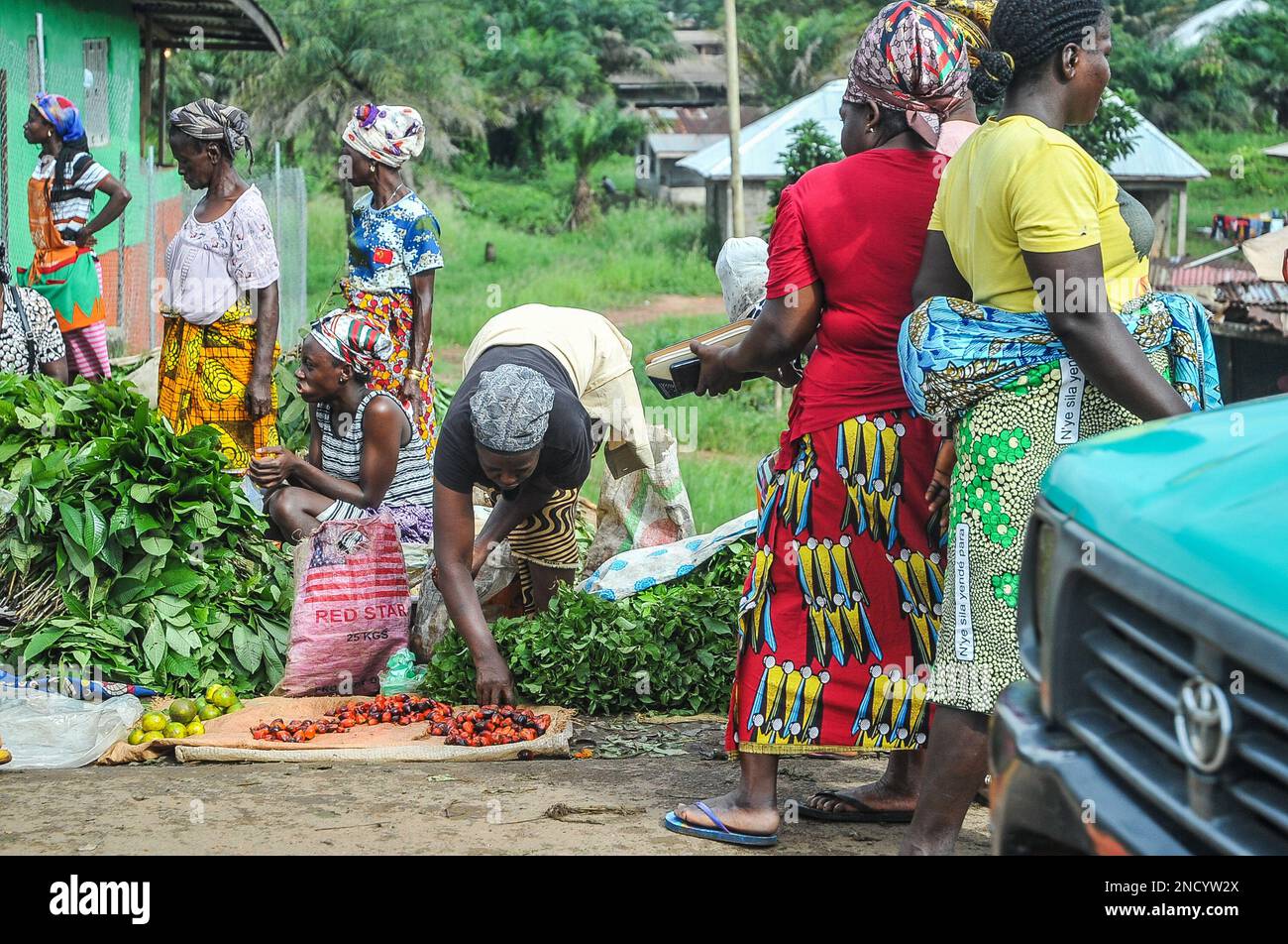 Comprare e vendere su una Monrovia trafficata - Gbarnga Highway. Il mercato è un luogo molto affollato, e i venditori occupano parte della strada che causa ingorghi pesanti. Liberia. Foto Stock