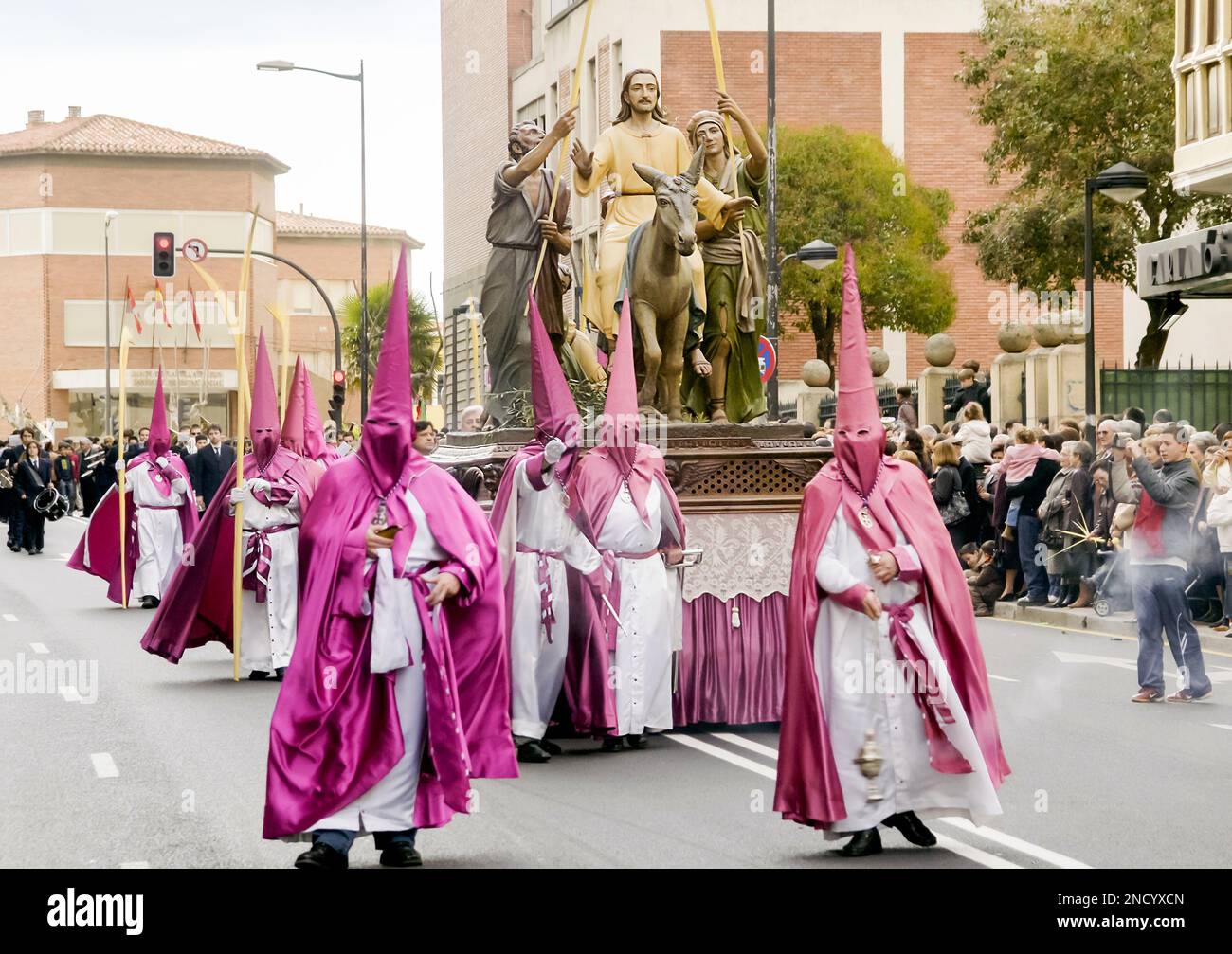 La processione della settimana Santa, l'asino tra i penitenti, la domenica delle Palme a Zamora, Spagna. Foto Stock