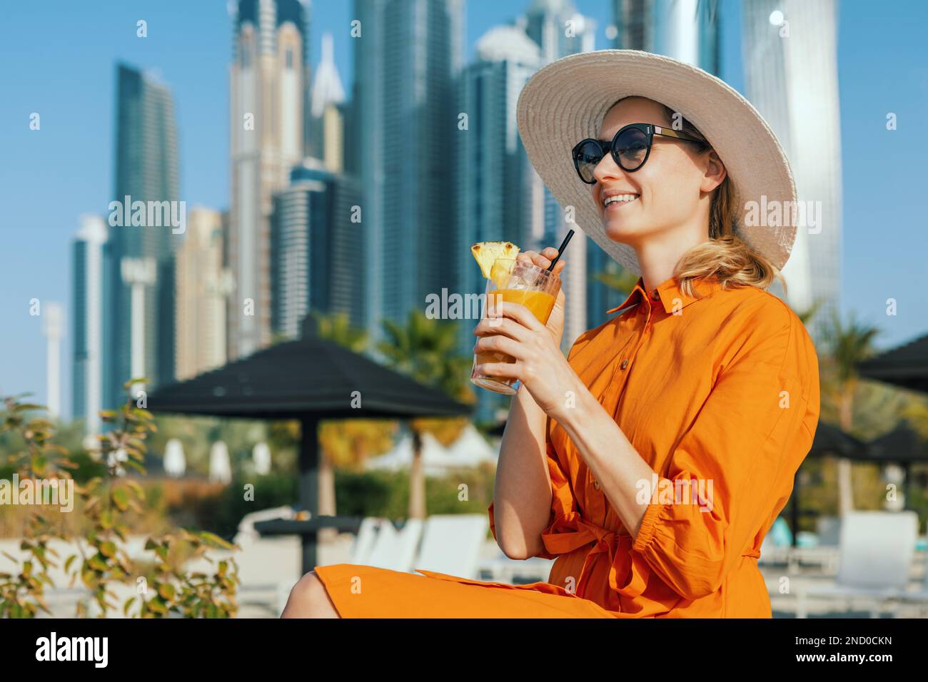 Donna che ama le vacanze al Dubai Marina Beach Resort Foto Stock