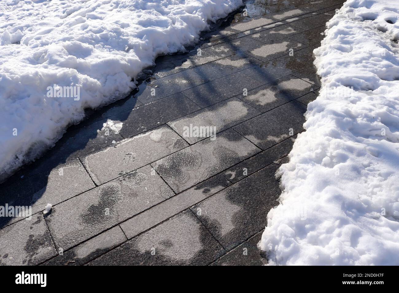 marciapiede con neve nel parco in inverno Foto Stock