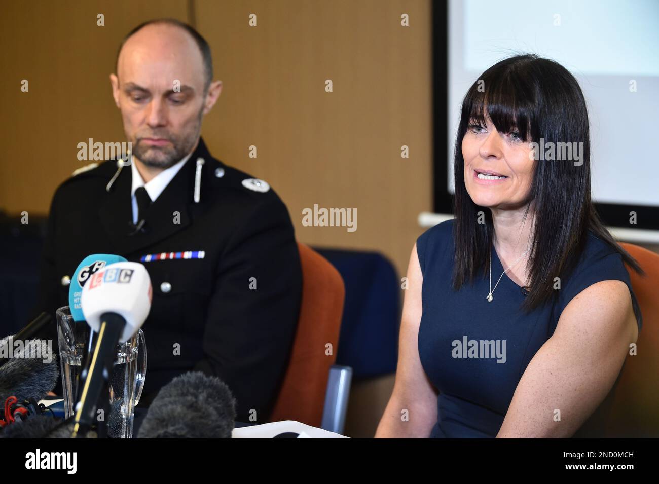 L'Assistente Capo Constable Peter Lawson (a sinistra) e il Soprintendente Detective Rebecca Smith della polizia del Lancashire aggiornano i media di St Michael's on Wyre, Lancashire, mentre la polizia continua la loro ricerca per Nicola Bulley, 45, Che scomparve il 27 gennaio mentre camminava il suo springer spaniel Willow poco dopo aver lasciato cadere le sue figlie, di sei e nove anni, a scuola. Data immagine: Mercoledì 15 febbraio 2023. Foto Stock