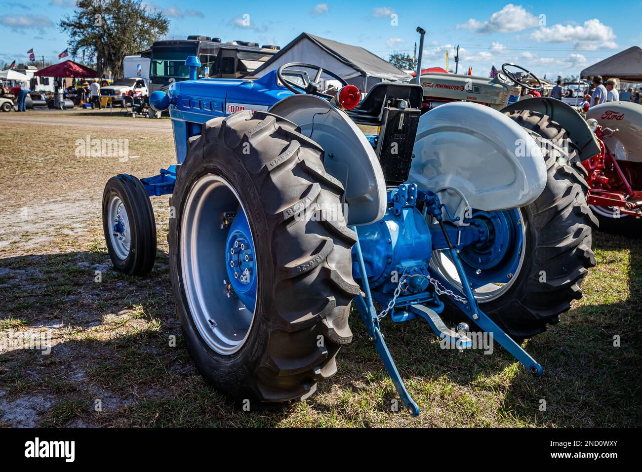 Fort Meade, FL - 24 febbraio 2022: Vista dall'alto dell'angolo posteriore di un trattore utilitaria Ford 300 1965 in una fiera locale dei trattori. Foto Stock