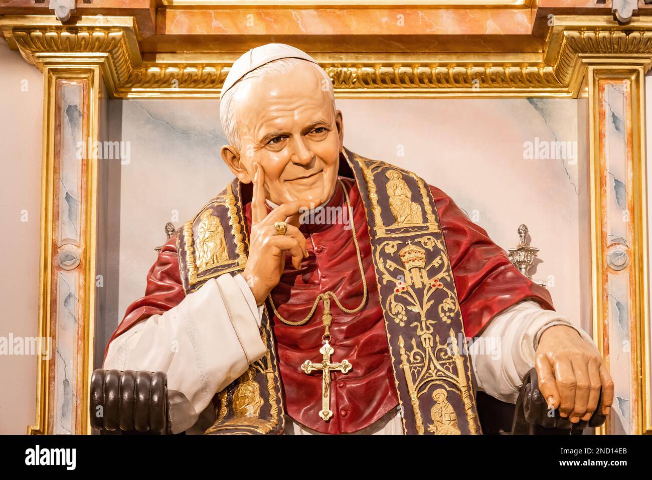 Particolare dell'immagine di Papa Giovanni Paolo II all'interno della Cappella della Confraternita dell'Estrella de Triana, a Siviglia, Andalusia, Spagna Foto Stock