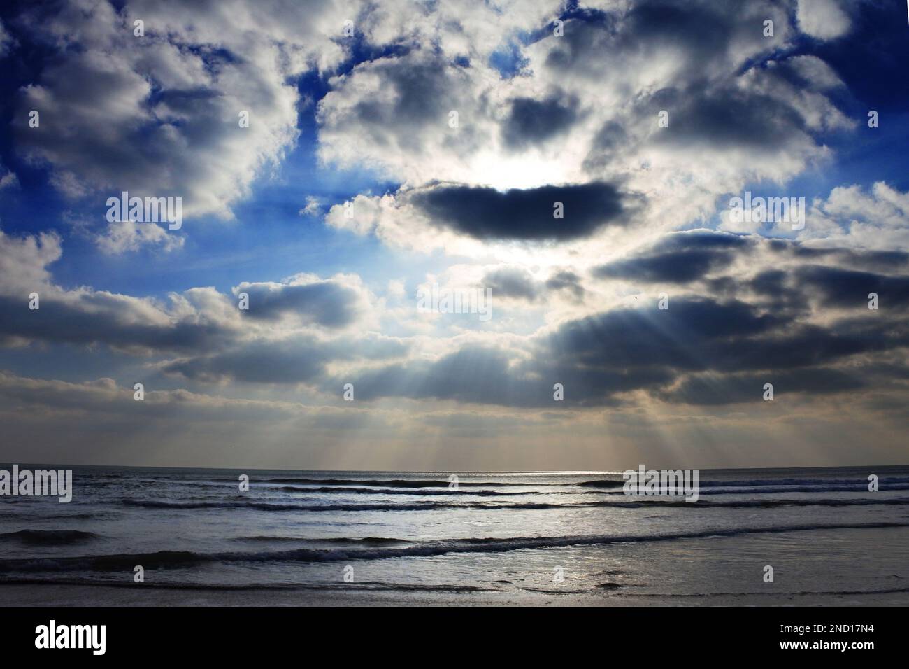 Cielo Moody sull'Oceano Atlantico, Cornovaglia, Regno Unito - John Gollop Foto Stock
