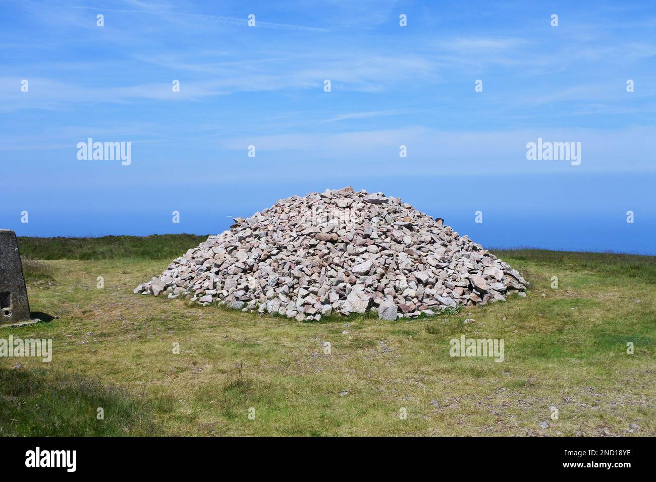 Un mucchio di pietre segna il punto in cui la Società di Eetherius sostiene che Gesù sbarcò in una navicella spaziale da Venere, Holdstone Hill, Devon, UK - John Gollop Foto Stock