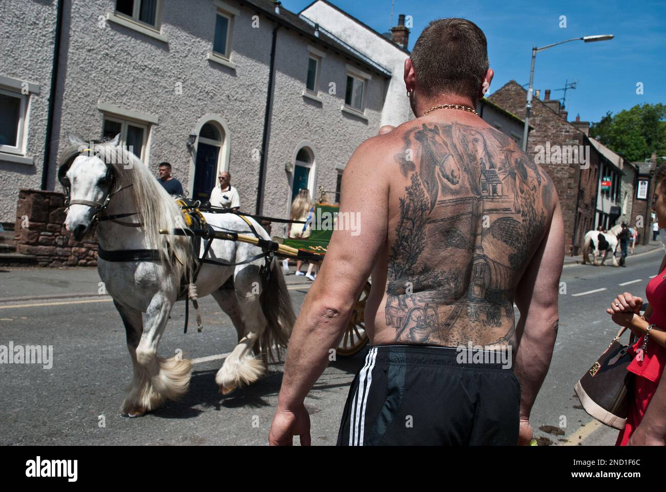 Gentleman orgogliosamente mostrando la sua tatuata indietro dove l'argomento si adatta l'evento stesso che sta partecipando .... l'Appleby Horse Fair in Cumbria, Foto Stock