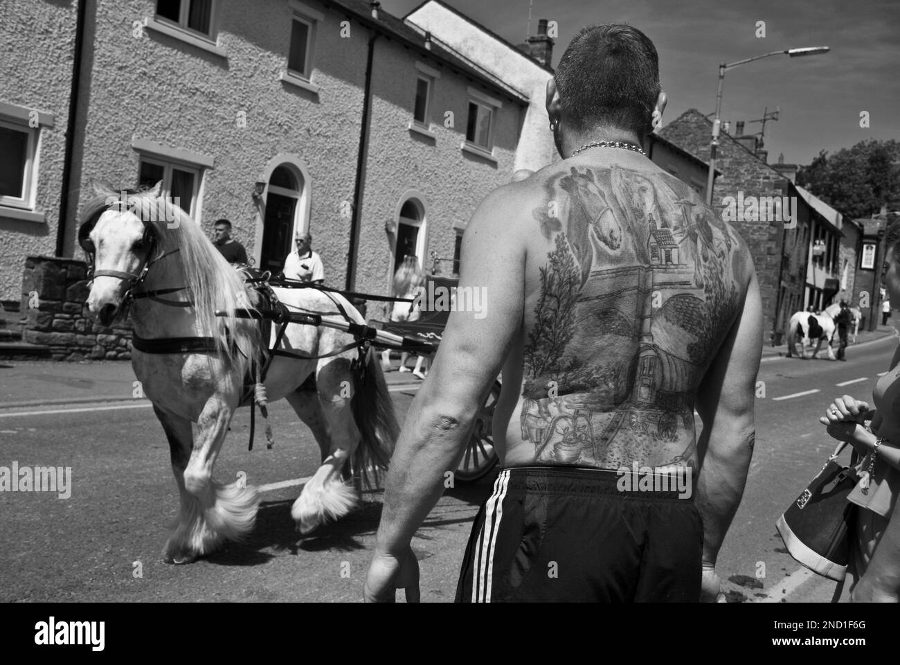 Gentleman orgogliosamente mostrando la sua tatuata indietro dove l'argomento si adatta l'evento stesso che sta partecipando .... l'Appleby Horse Fair in Cumbria, Foto Stock