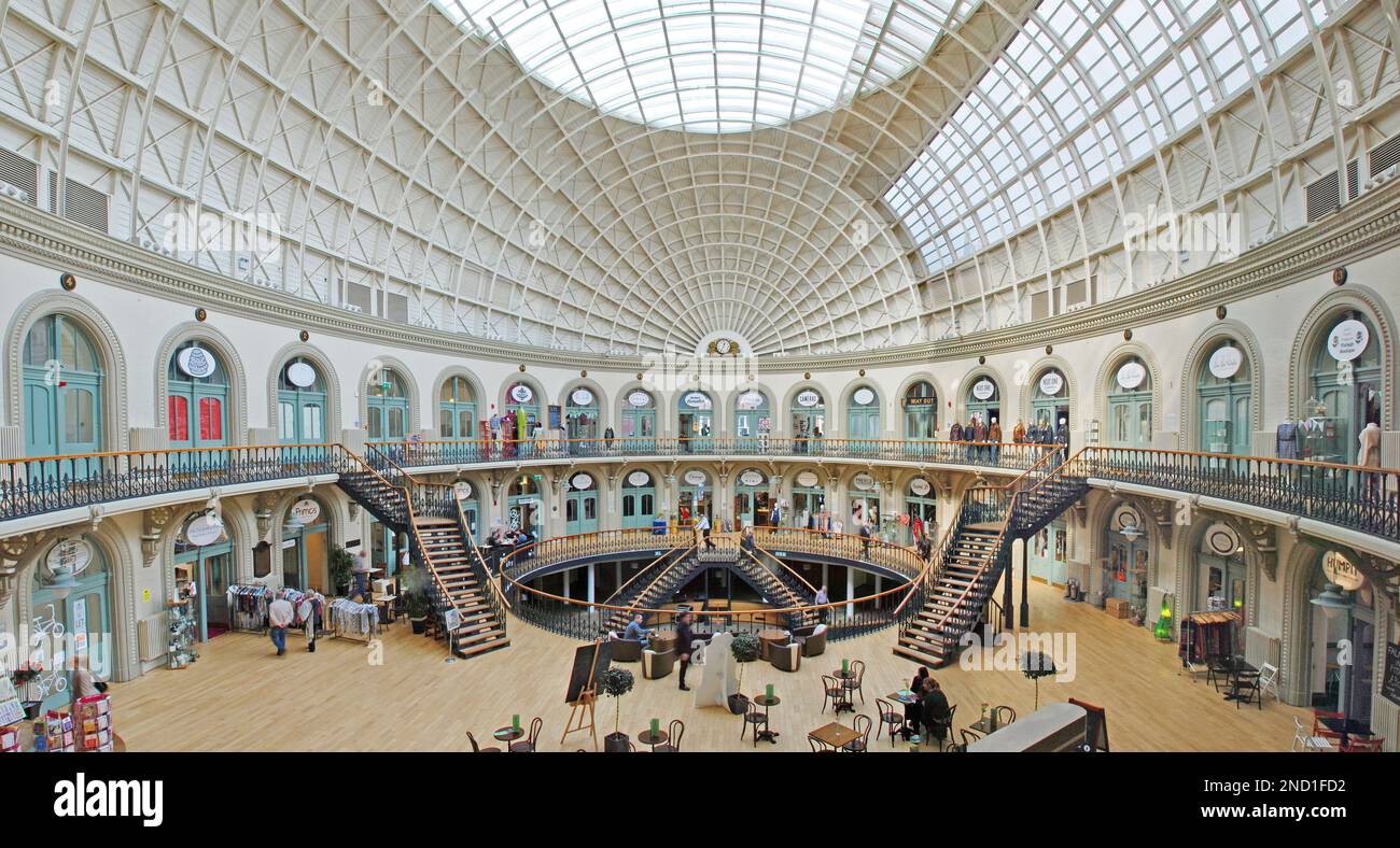 Interno di Corn Exchange Call Lane Leeds,West Yorkshire,LS1 7BR, porte multiple all'interno di Corn Exchange Call Lane Leeds,West Yorkshire,LS1 7BR, Foto Stock