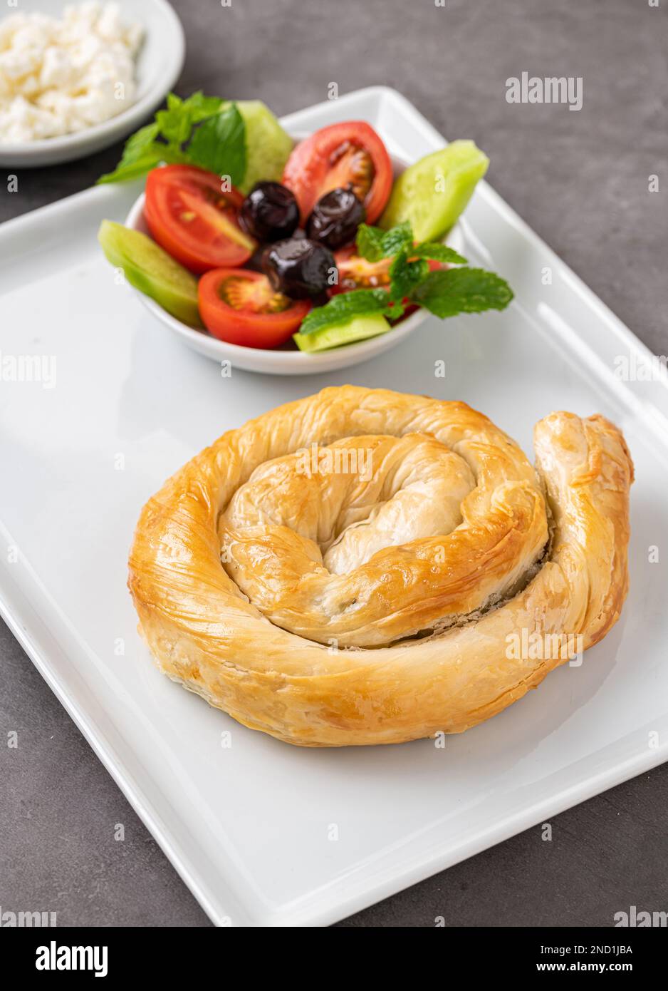 Tradizionale pasta turca a base di spinaci e formaggio avvolto in fillo. Nome turco gul boregi o gul borek Foto Stock