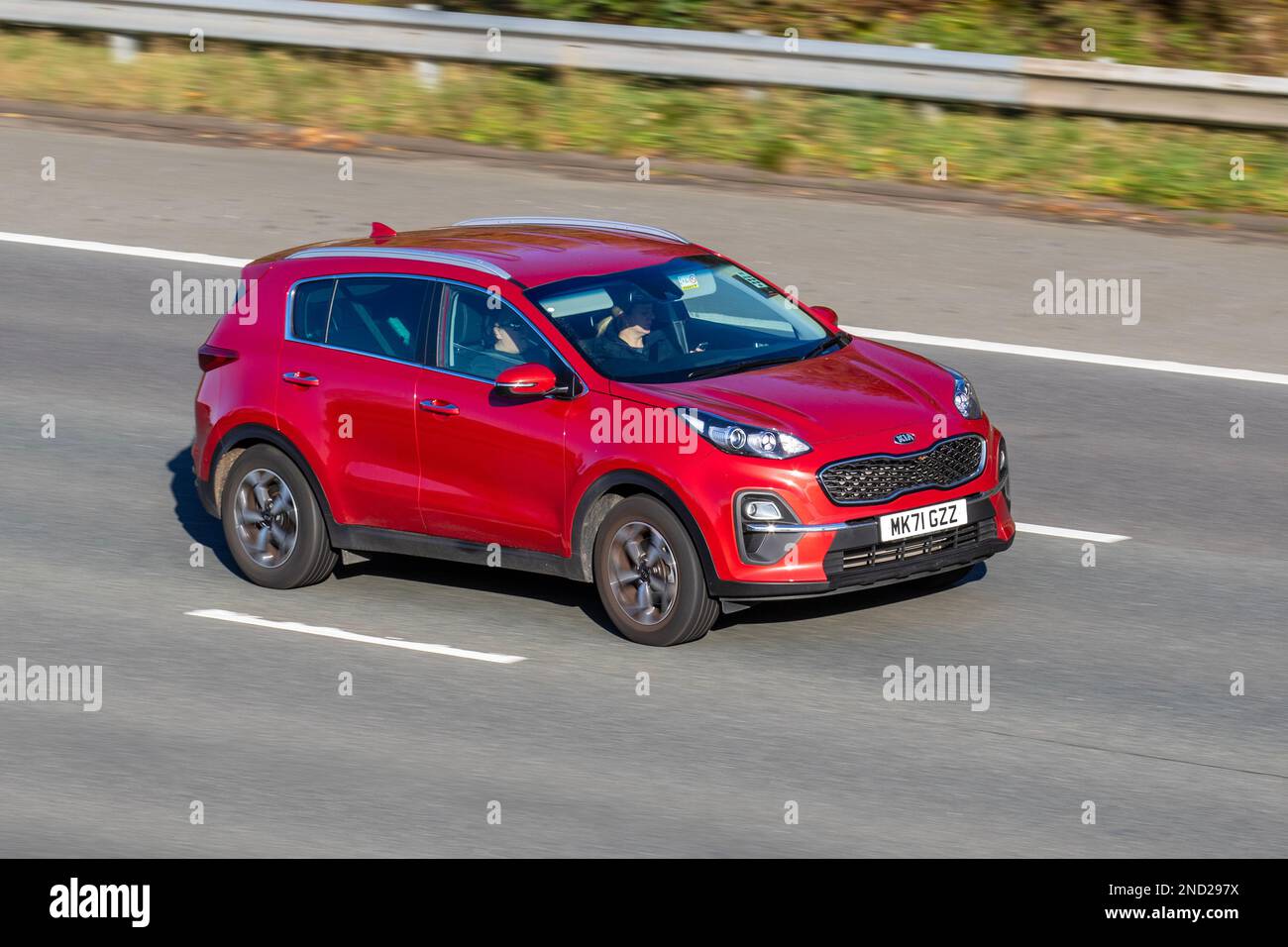 2021 Red KIA SPORTAGE 1591cc, 2 ISG benzina SUV; viaggiando sull'autostrada M61, Regno Unito Foto Stock