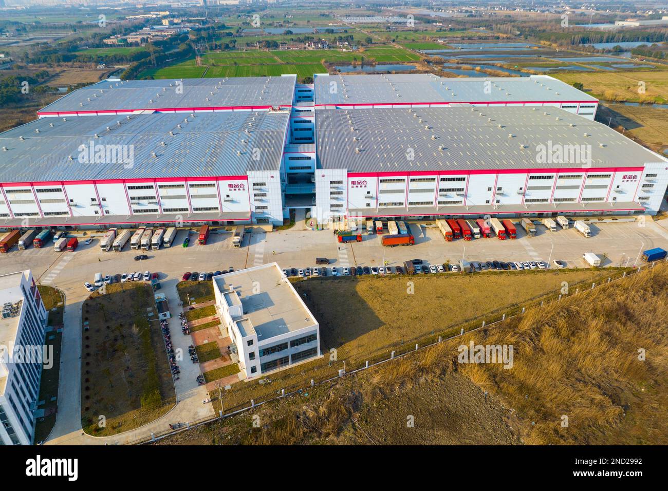 KUNSHAN, CINA - 15 FEBBRAIO 2023 - Foto aerea del centro logistico di Vipshop East China nella città di Dianshanhu, Kunshan, Jiangsu provin della Cina orientale Foto Stock