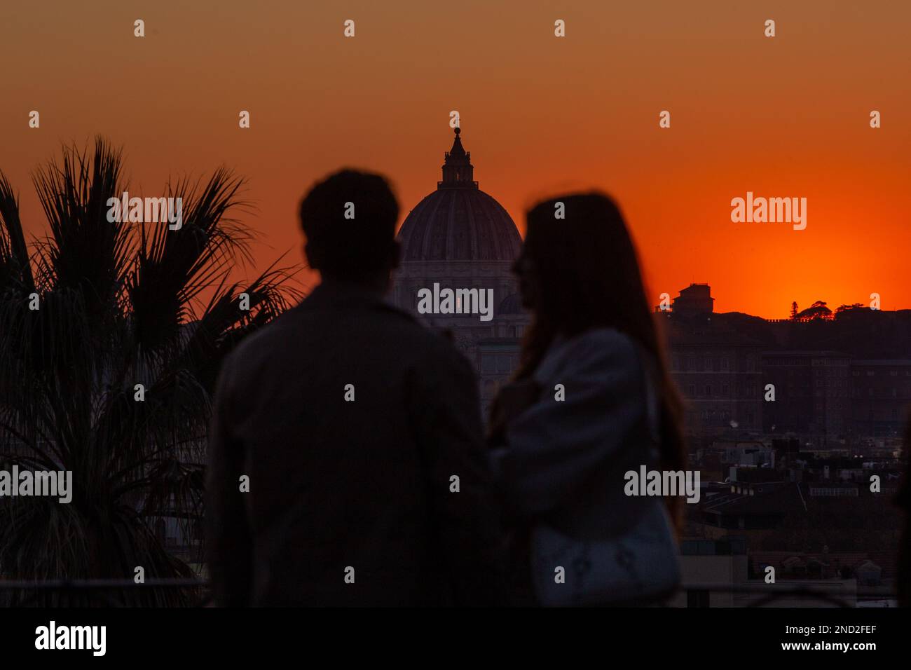 Roma, Italia. 14th Feb, 2023. Le coppie osservano il tramonto dal lungomare vicino alla Terrazza Pincio il giorno di San Valentino, con San La cupola di Pietro sullo sfondo. (Foto di Matteo Nardone/Pacific Press/Sipa USA) Credit: Sipa USA/Alamy Live News Foto Stock