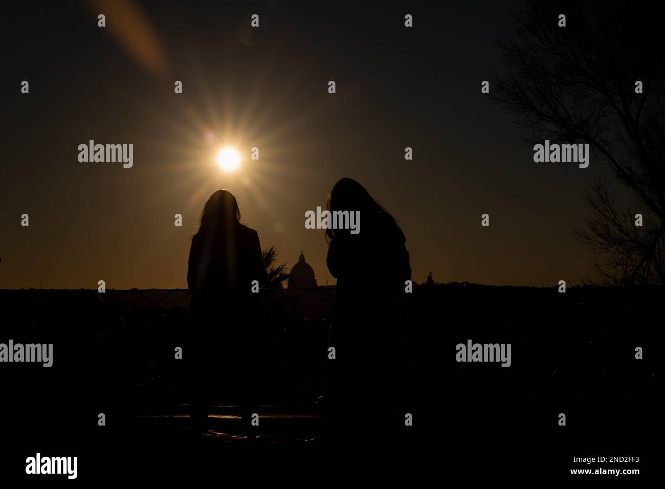 Roma, Italia. 14th Feb, 2023. Le coppie osservano il tramonto dal lungomare vicino alla Terrazza Pincio il giorno di San Valentino, con San La cupola di Pietro sullo sfondo. (Foto di Matteo Nardone/Pacific Press/Sipa USA) Credit: Sipa USA/Alamy Live News Foto Stock