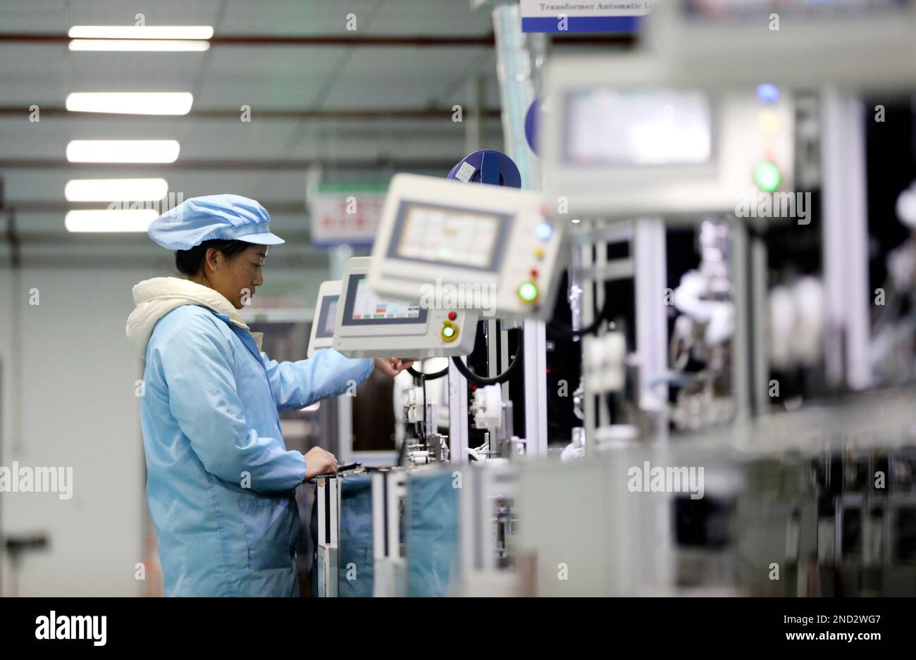 ZIXING, CINA - 14 FEBBRAIO 2023 - i lavoratori lavorano in un workshop di produzione automatizzata di Huihua Electronics Co LTD nella zona di sviluppo economico di Zixing, Foto Stock