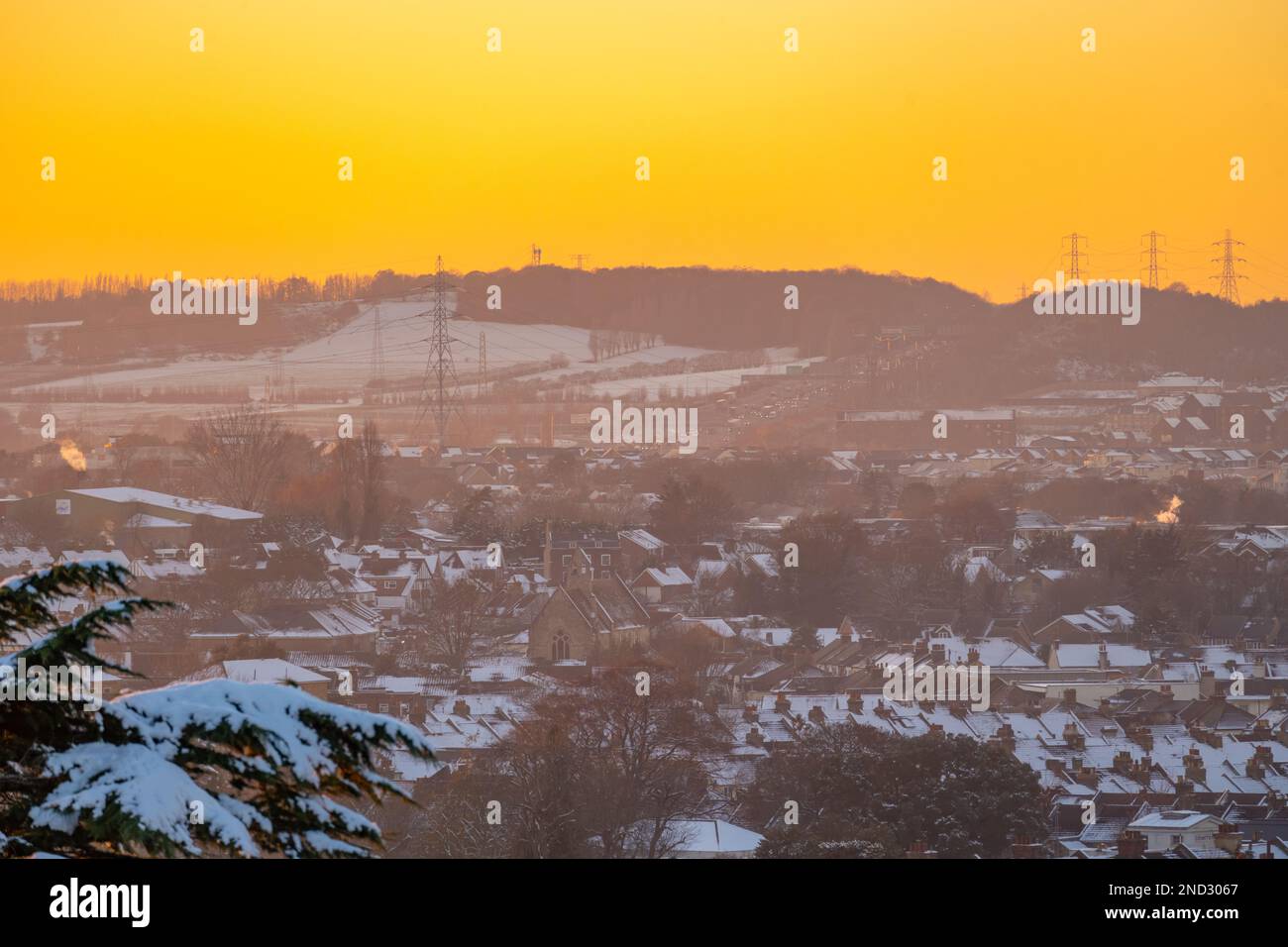 Tramonto in una serata invernale innevata dalla collina del mulino a vento gravesend guardando verso il taglio A2 e Swanscombe. Foto Stock