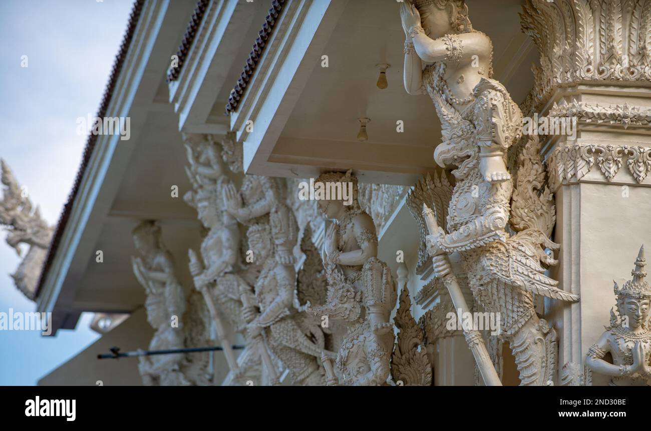 Tempio bianco costruito con molti dettagli in una zona non frequentata dai turisti nella provincia di Chumphon Foto Stock