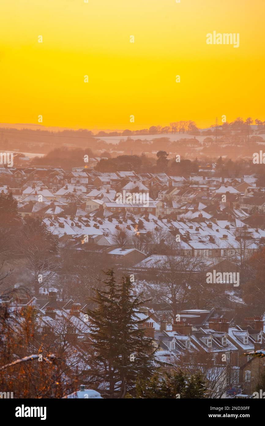 Tramonto in una serata invernale innevata dalla collina del mulino a vento gravesend guardando verso il taglio A2 e Swanscombe. Foto Stock