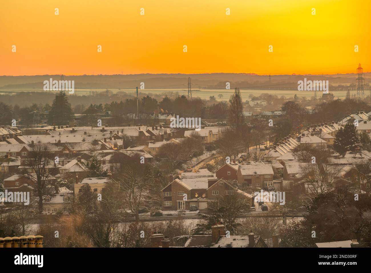 Tramonto in una serata invernale innevata dalla collina dei mulini a vento gravesend guardando verso Meopham Foto Stock
