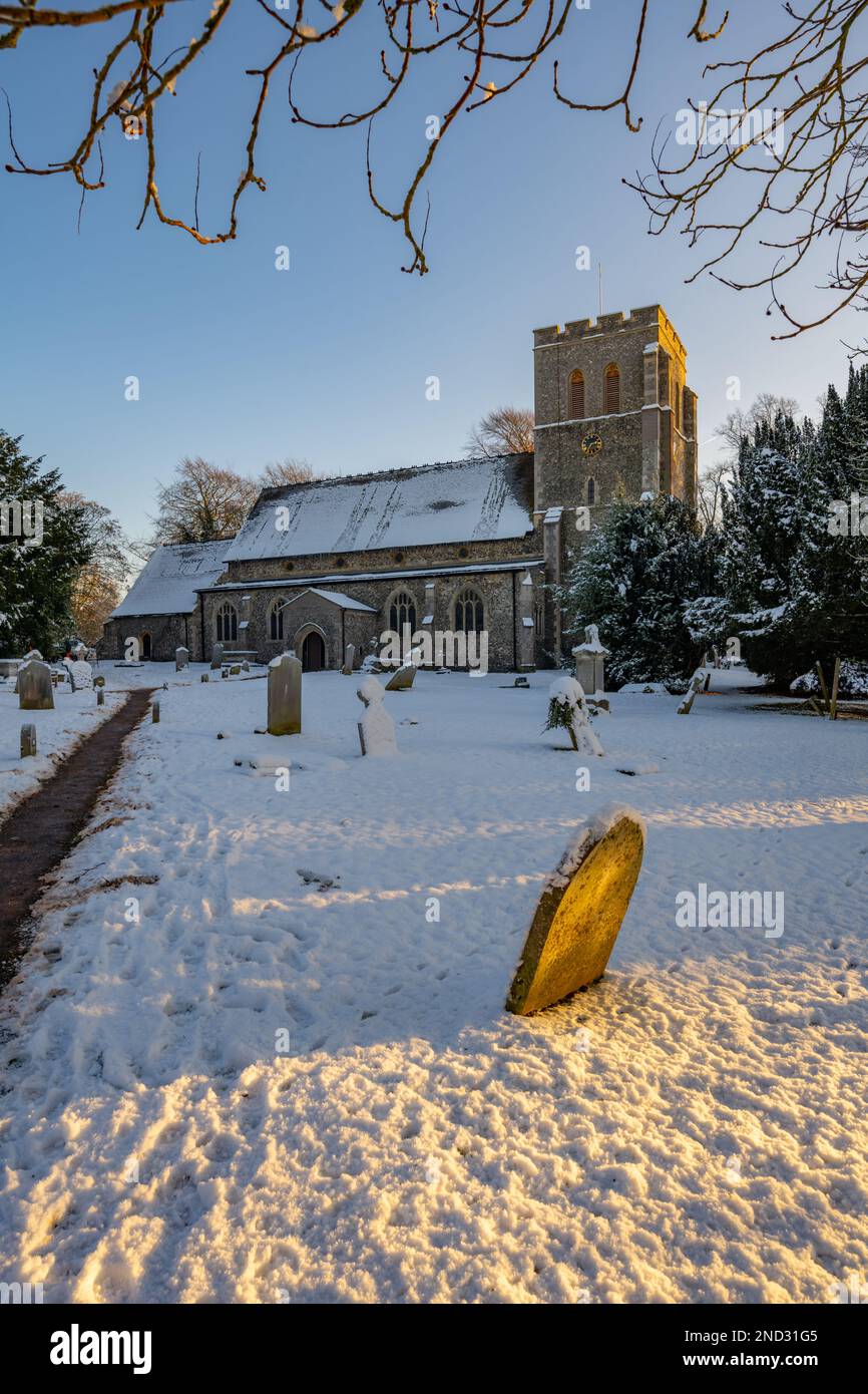 Chiesa di San Giovanni Battista Meopham in un pomeriggio invernale innevato Foto Stock