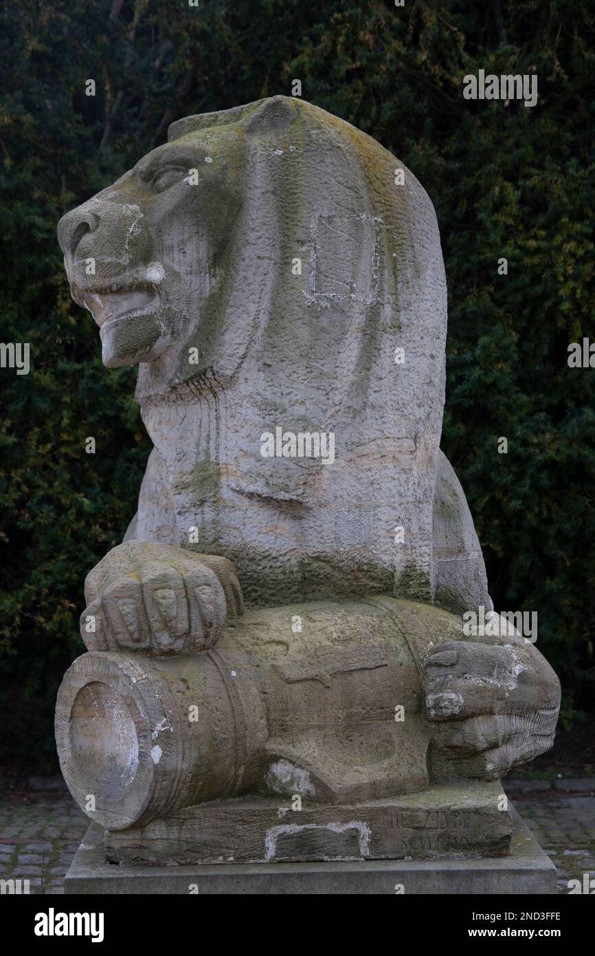 Statua del Leone fuori dal Palazzo Lubomirski, plac Żelaznej Bramy, costruita per la famiglia Radziwiłł Varsavia, Polonia Foto Stock