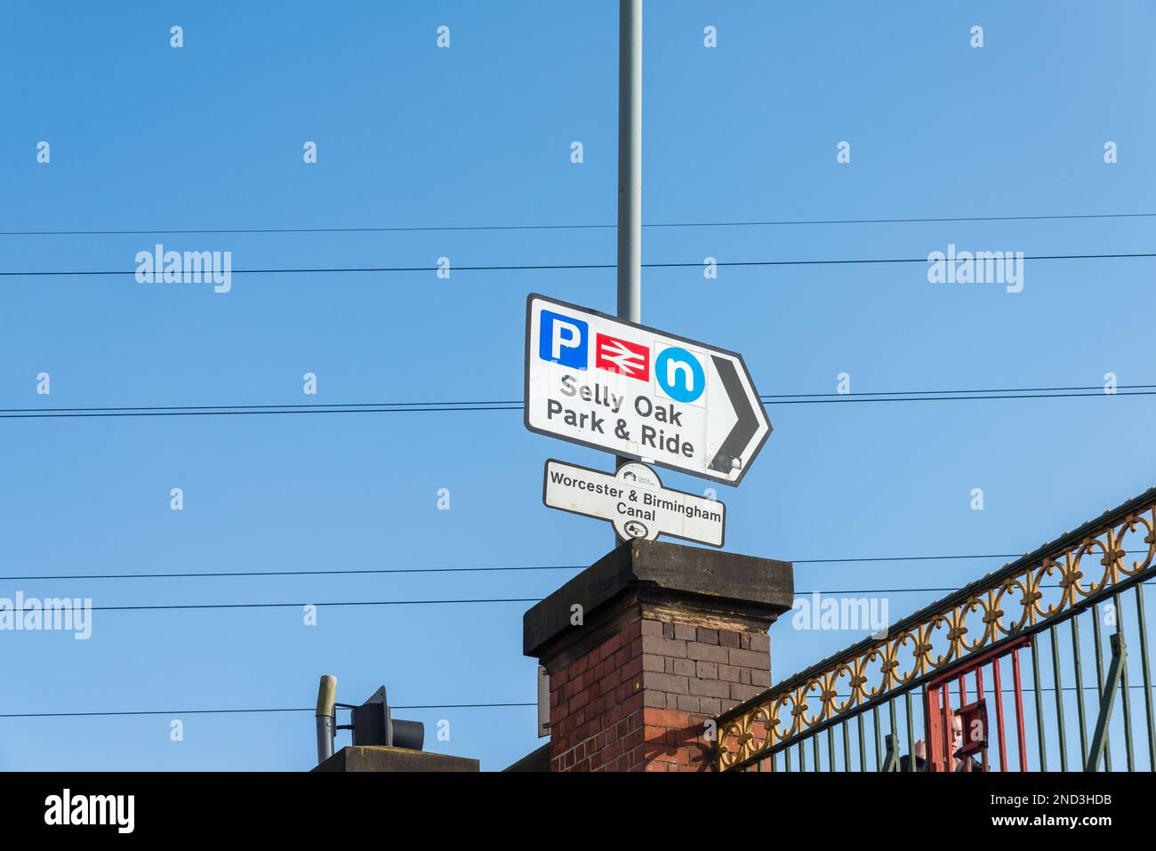 Cartello che indica il Parco di Selly Oak e fai un giro alla stazione ferroviaria di Selly Oak Foto Stock