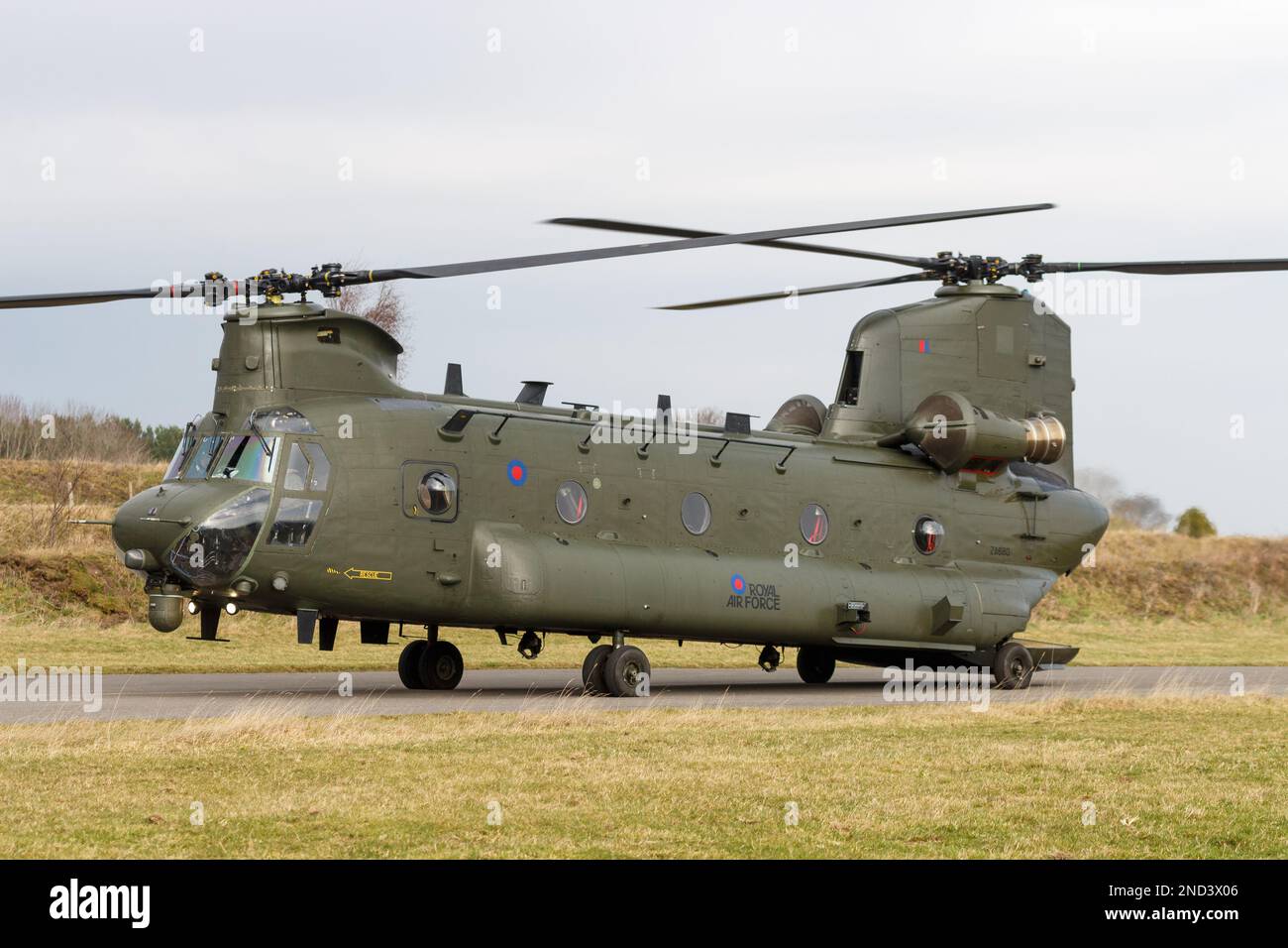 Un elicottero chinook che fa un atterraggio e passa basso vicino a Huddersfield. Foto Stock