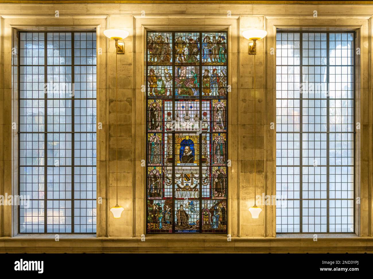 La vetrata di Shakespeare è stata progettata da Robert Anning Bell e si trova nella biblioteca centrale di Manchester. Manchester. REGNO UNITO Foto Stock
