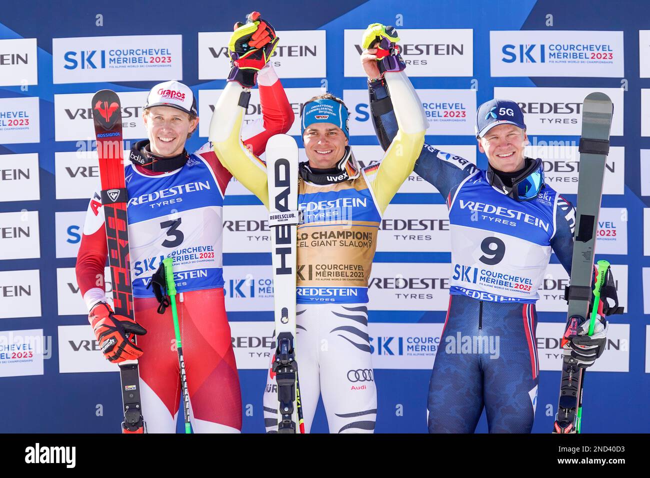 Méribel, Francia 20230215.Alexander Schmid di Germania (al centro) ha vinto lo slalom parallelo degli uomini davanti a Dominik Taschner d'Austria (a sinistra) e Timon Haugan di Norvegia ai Campionati del mondo Alpino a Méribel, in Francia. Foto: Lise Aaserud / NTB Foto Stock