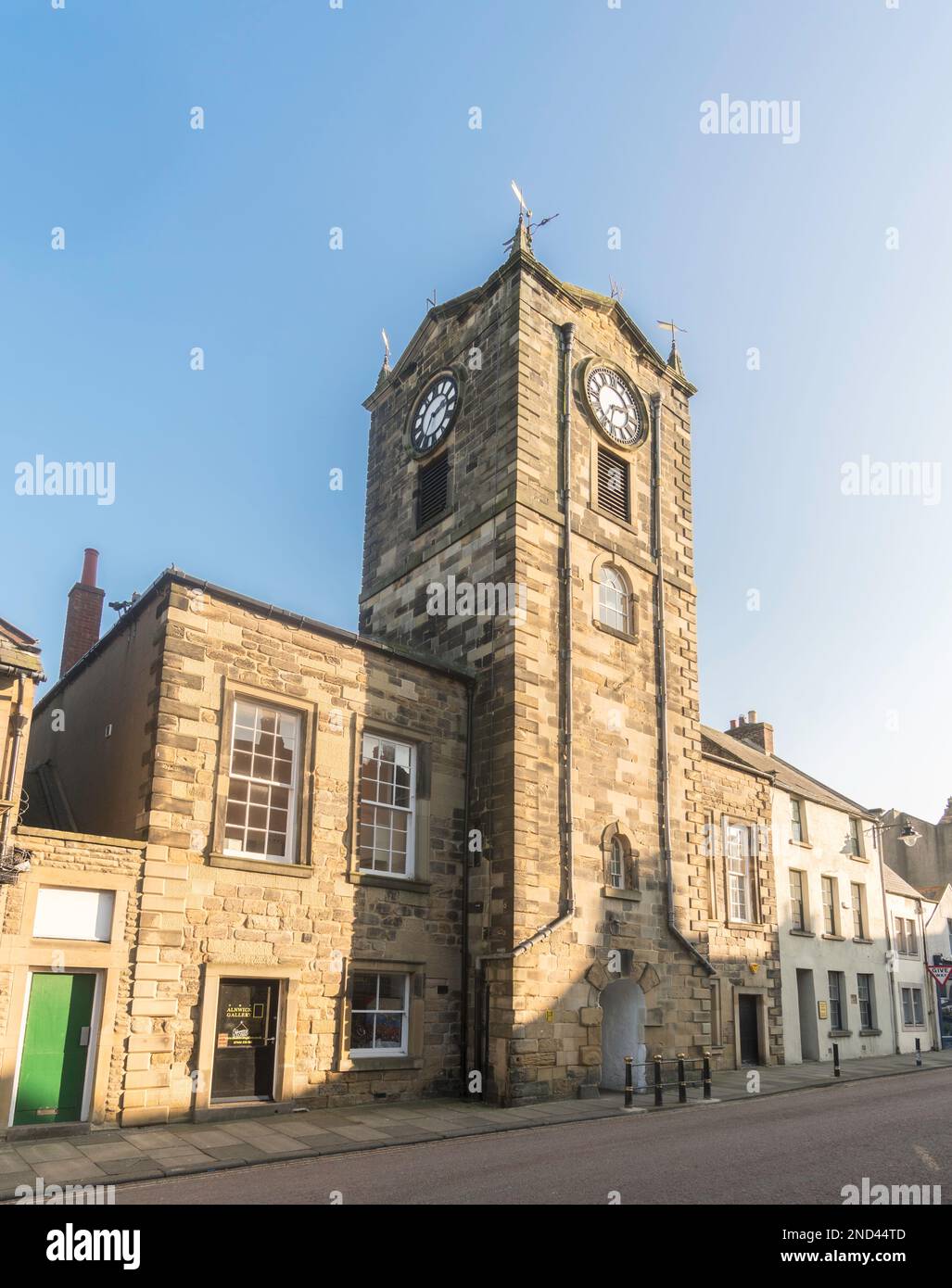 Torre dell'orologio del Municipio di Alnwick, Northumberland, Inghilterra, Regno Unito Foto Stock