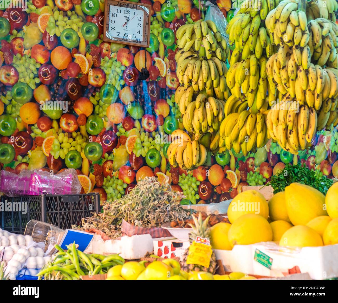 Frutta e un negozio di generi alimentari, Madaba, Giordania Foto Stock