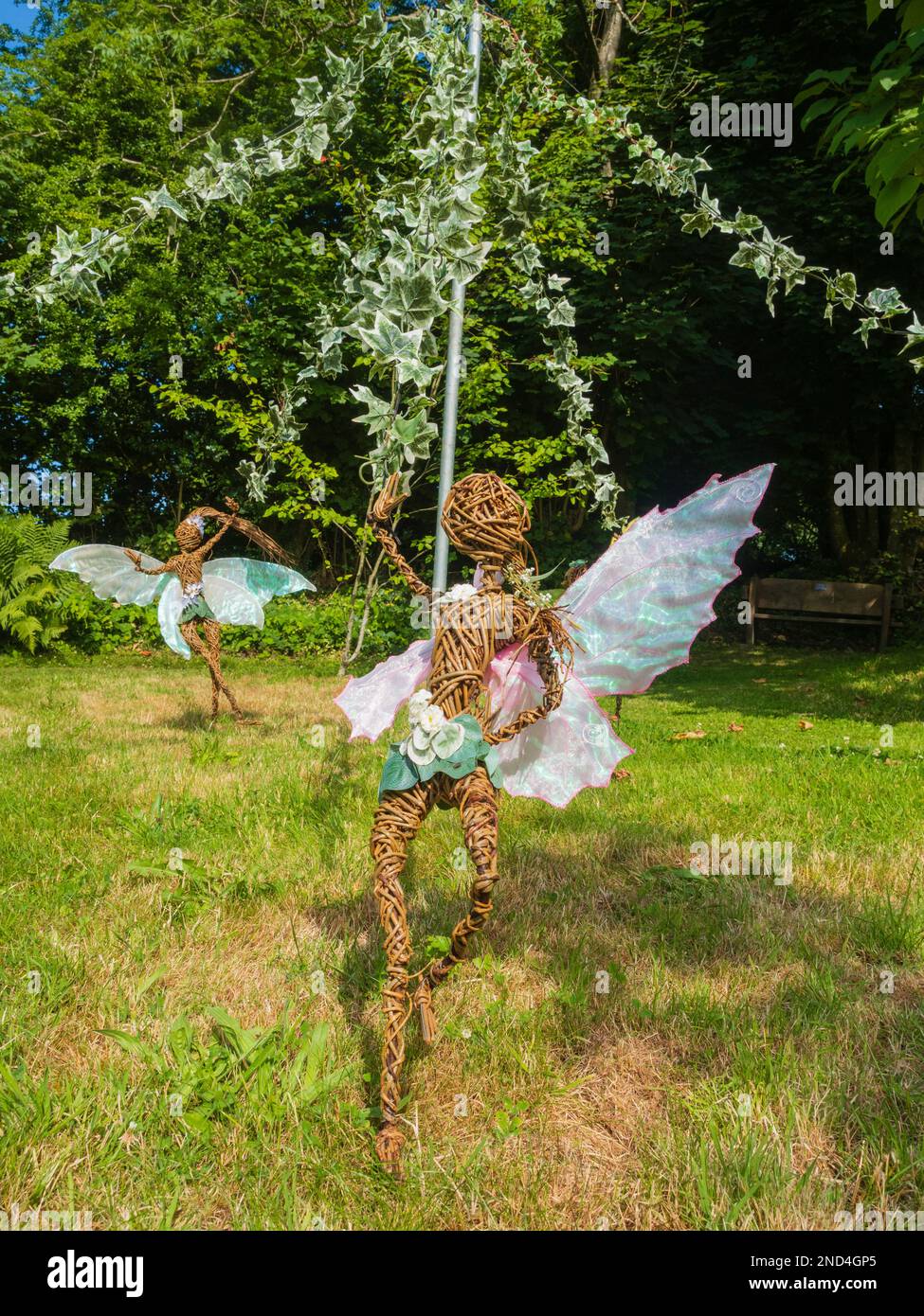 Sculture in vimini del giardino nella mostra Fairy-Trails presso la Garden House, Buckland Monachorum, Devon, Regno Unito, estate 2022 Foto Stock