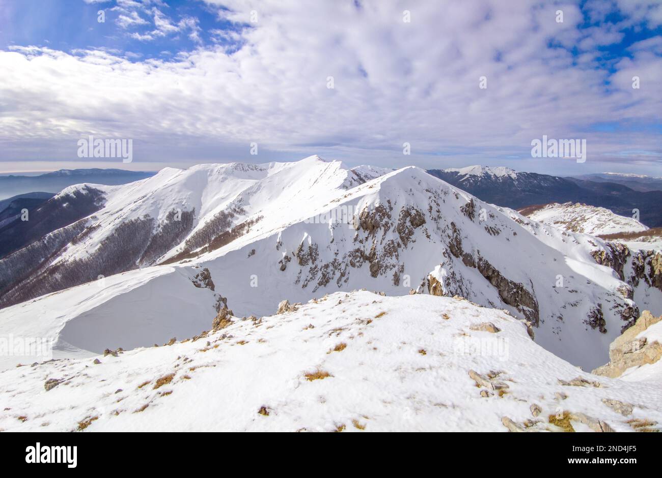 Pizzo Deta (Italia) - Veduta sulla neve dell'alta vetta dei Monti Ernici, in provincia di Frosinone, con un'altitudine di oltre 2000 metri, da Prato di Campoli Foto Stock