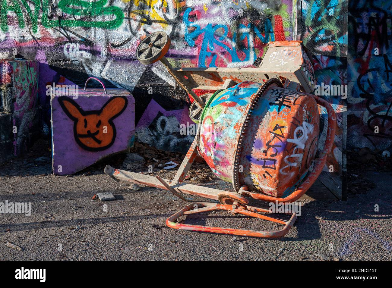 Miscelatore per cemento rovesciato presso il Suvilahti DIY Skatepark di Helsinki, Finlandia Foto Stock