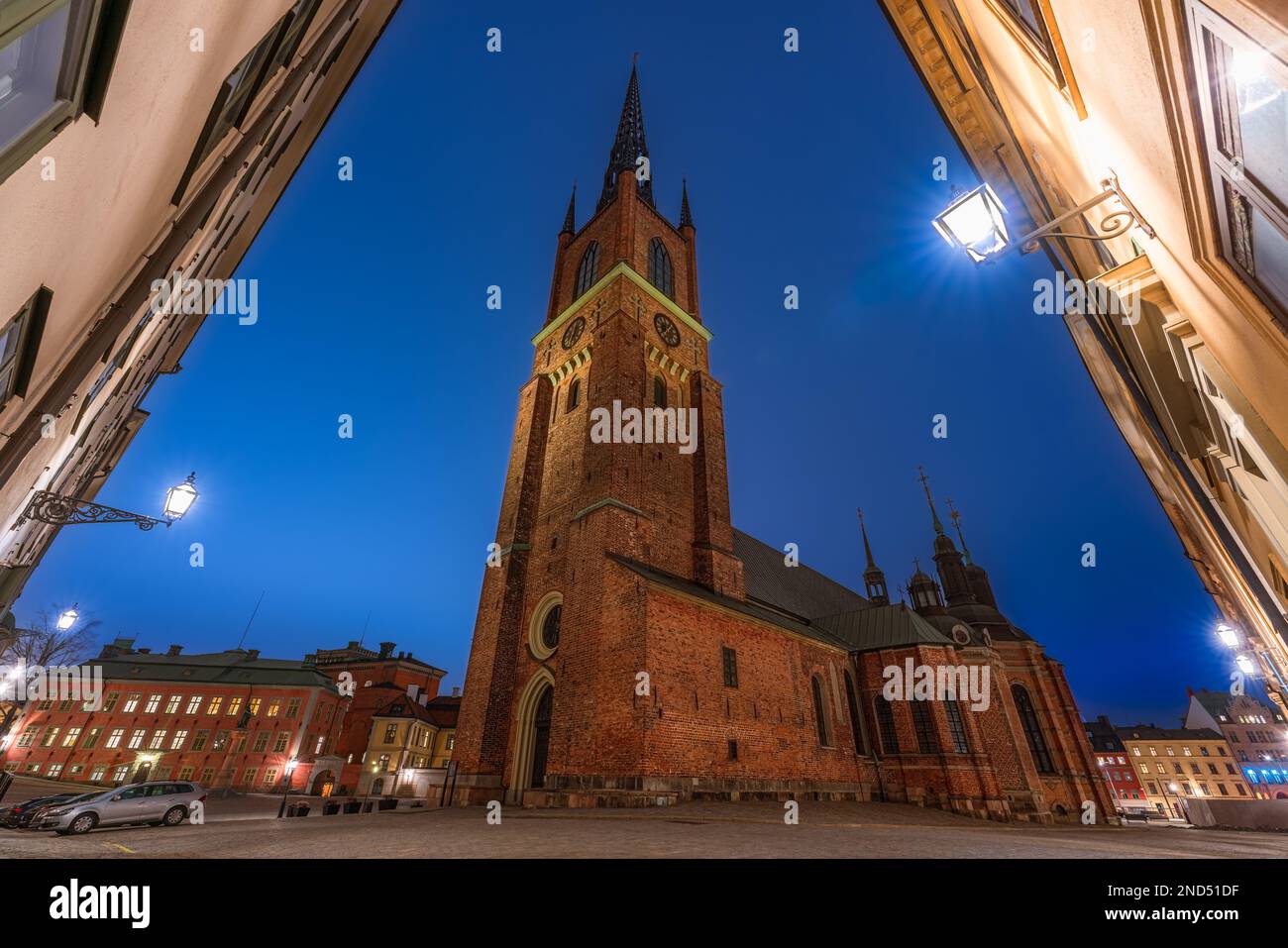 Stoccolma, Svezia. Vista dalla bassa angolazione della chiesa di Riddarholmen di notte, luogo di sepoltura della famiglia reale svedese Foto Stock