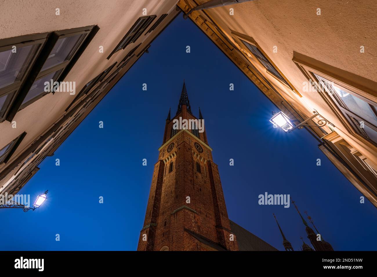 Stoccolma, Svezia. Vista dalla bassa angolazione della chiesa di Riddarholmen di notte, luogo di sepoltura della famiglia reale svedese Foto Stock