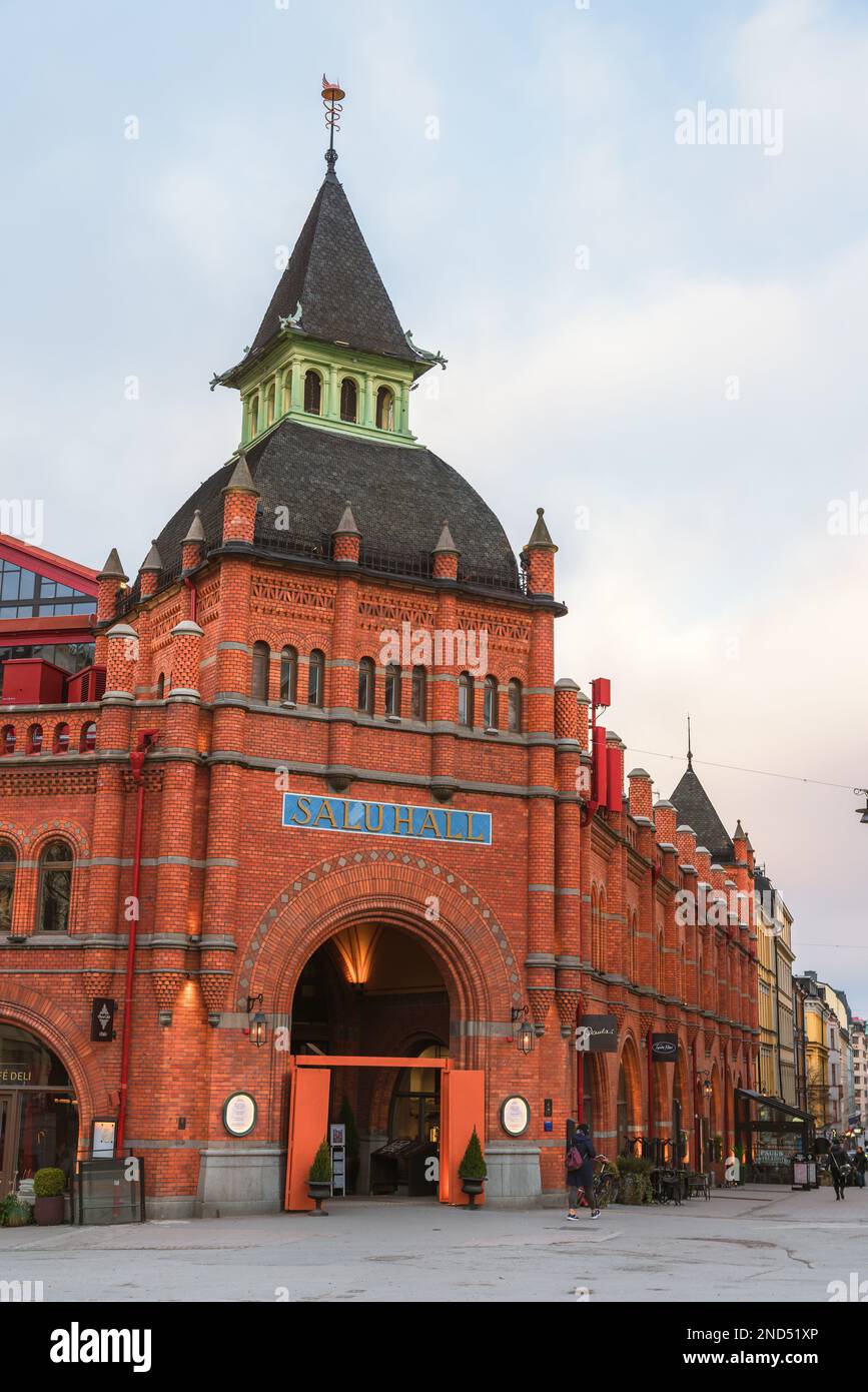 Stoccolma, Svezia. Gennaio 23, 2023. Vista esterna di Östermalms Saluhall rinnovato mercato gourmet costruito nel 1880s Foto Stock