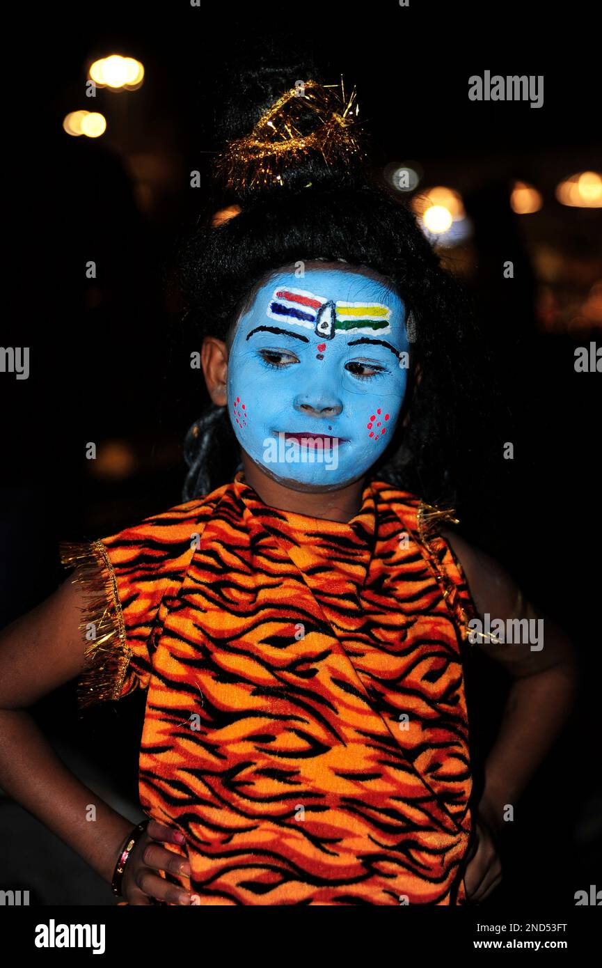 Ragazza indiana, faccia dipinta come il dio indù Shiva. Varanasi, India Foto Stock