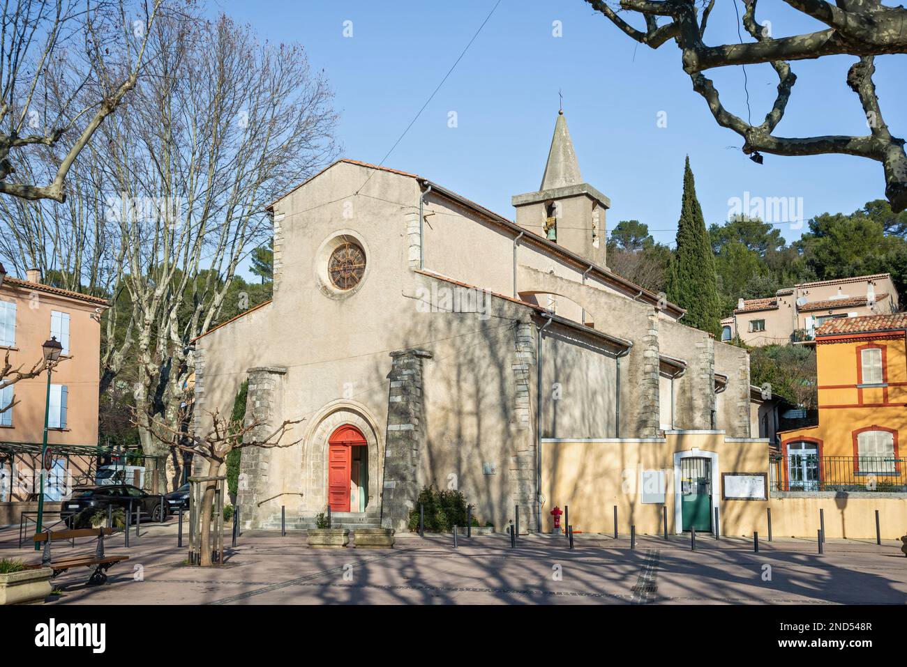 Vista della chiesa di Saint Sauveur nella piccola città di la Roquebrussane nel dipartimento del Var, nella regione della Provenza di Francia Foto Stock