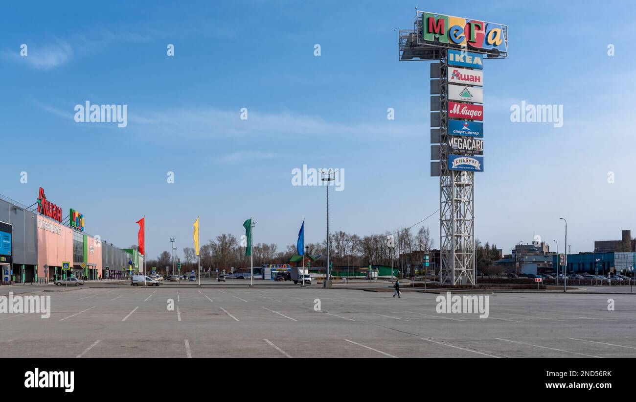 Novosibirsk, Russia-12 aprile 2020. Parcheggio vuoto senza auto e persone all'ipermercato Mega IKEA a causa della quarantena del virus covid19 epid Foto Stock