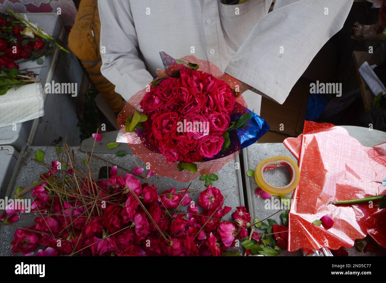 La gente acquista fiori in un negozio di fiori alla vigilia di San Valentino al Sadar Bazaar il 14 febbraio 2023 a Peshawar, Pakistan. (Foto di Hussain Ali/Pacific Press/Sipa USA) Foto Stock