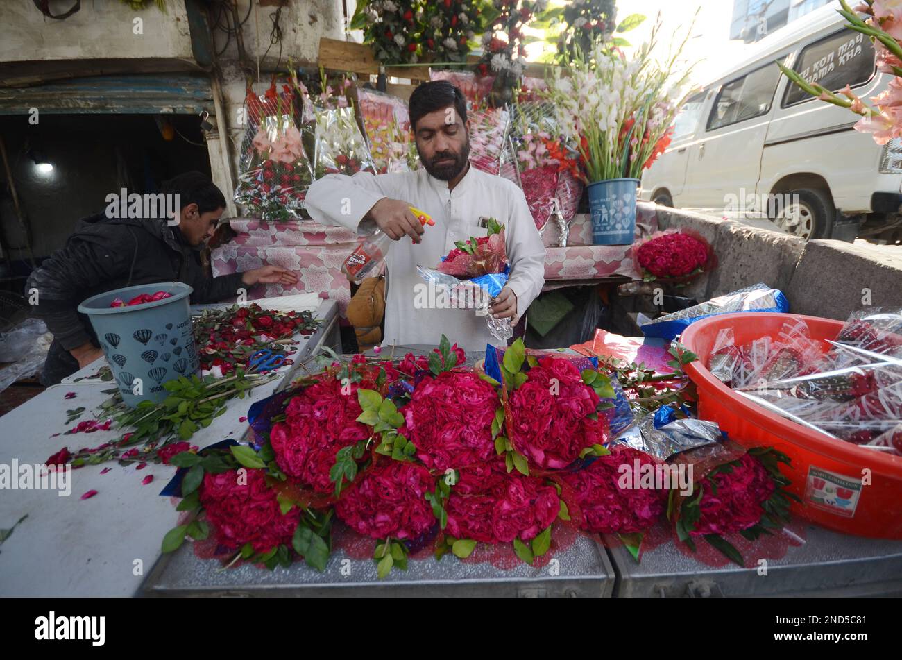 La gente acquista fiori in un negozio di fiori alla vigilia di San Valentino al Sadar Bazaar il 14 febbraio 2023 a Peshawar, Pakistan. (Foto di Hussain Ali/Pacific Press/Sipa USA) Foto Stock