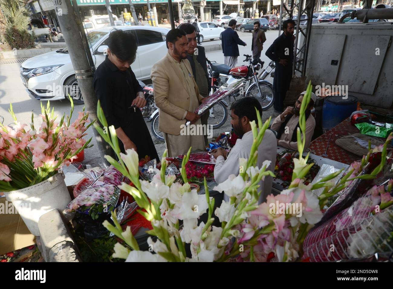 La gente acquista fiori in un negozio di fiori alla vigilia di San Valentino al Sadar Bazaar il 14 febbraio 2023 a Peshawar, Pakistan. (Foto di Hussain Ali/Pacific Press/Sipa USA) Foto Stock
