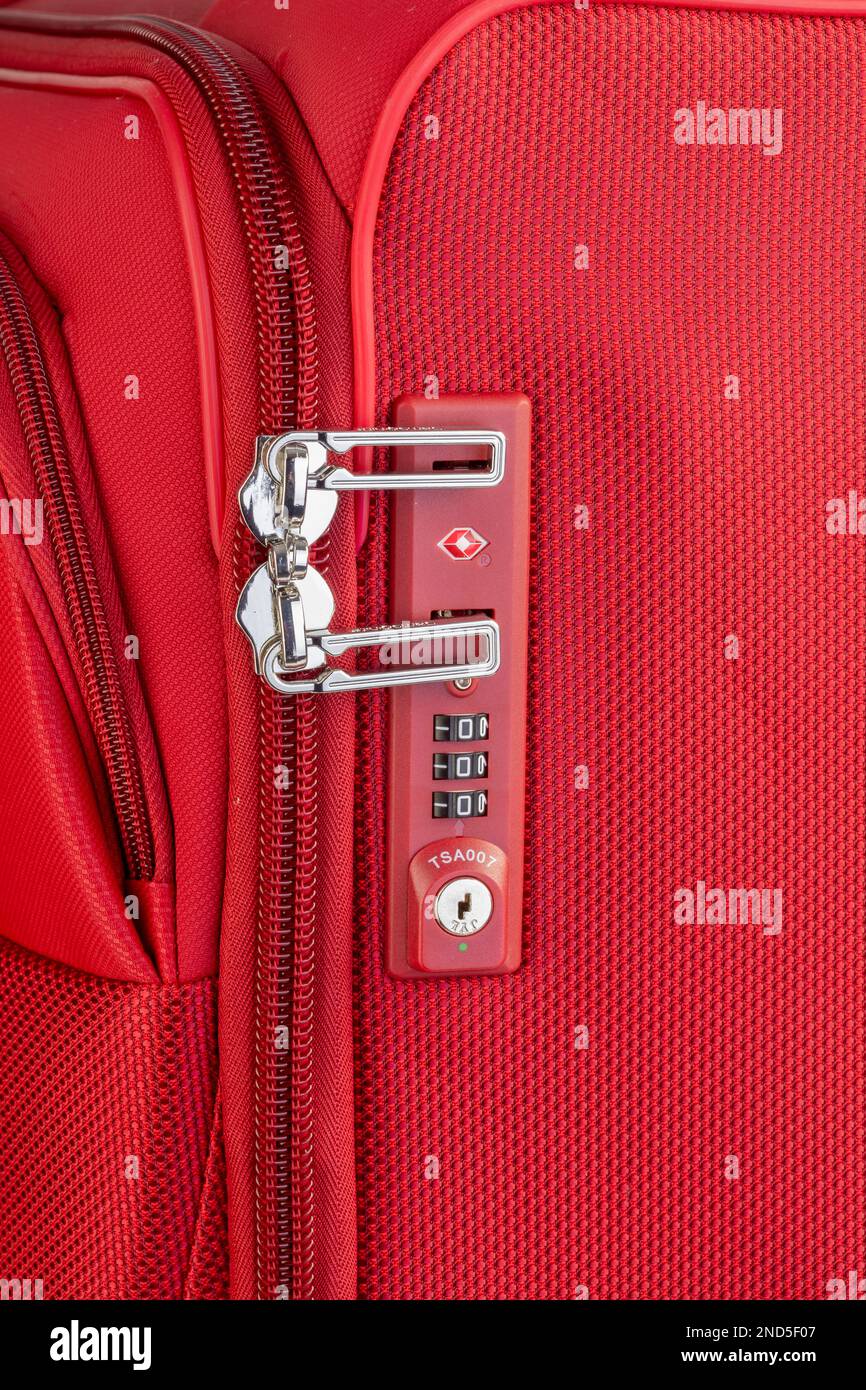 Il si blocca su una valigia rossa leggera Samsonite Foto Stock